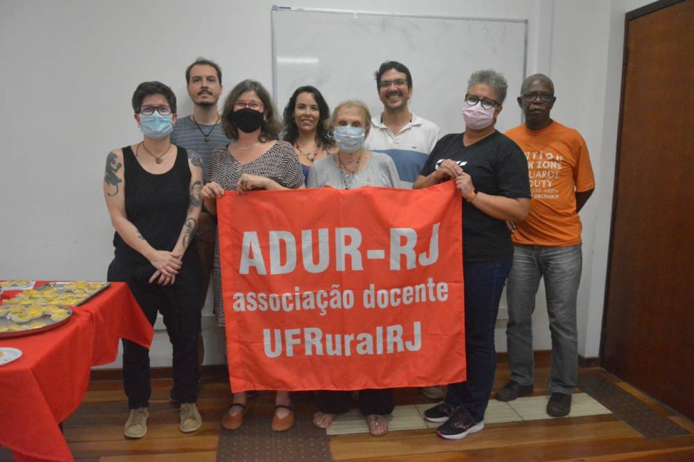 Diretoria da ADUR-RJ promove encontro com docentes do IM (foto: Gabriela Venancio)