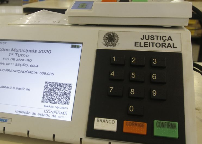 Presidente volta a questionar segurança das urnas.
