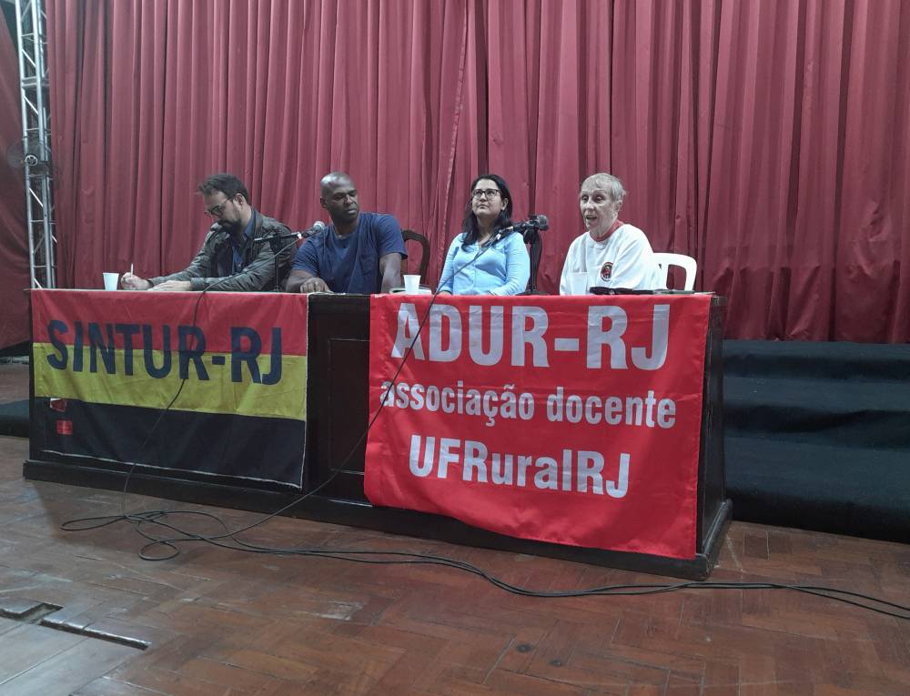O professor, Luís Felipe Osório, o mediador do encontro, o Coordenador financeiro do Sintur
Maurício Marins, a professora Maria Villarreal e a diretora da ADUR-RJ, Luciana Nóbrega 