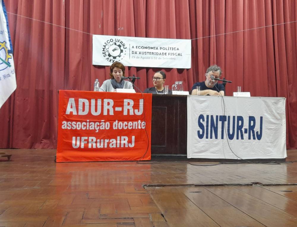 Os docentes Grasiela Baruco e Alexandre Freitas, ambos do Instituto de Ciências Sociais Aplicadas, e a mediadora Letícia Inácio do Diretório Acadêmico de Economia