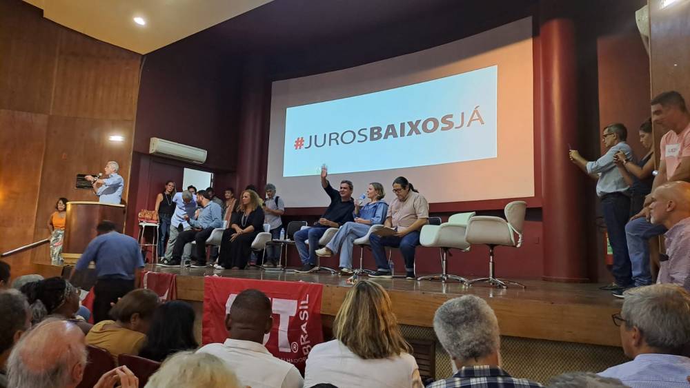 Deputados federais participam do debate sobre a taxa de juros no Brasil 