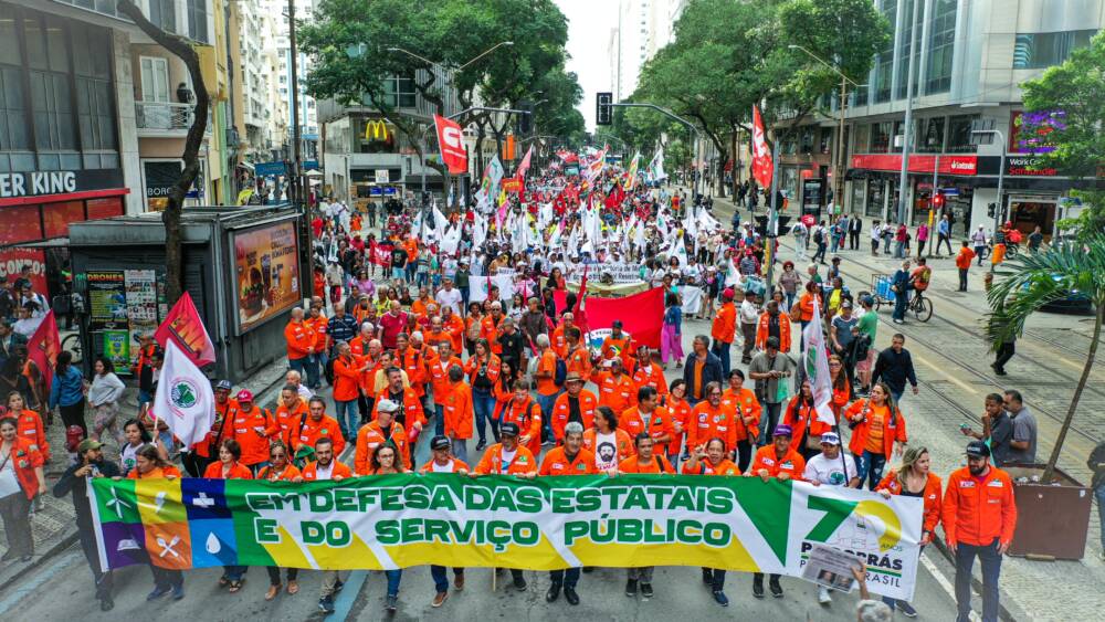 Manifestação no centro do Rio realizada pelos Movimentos sindicais, sociais e dos estudantes em defesa  das Estatais, da valorização do Serviço Público, dos 70 anos da Petrobrás, e contra a PEC 32 da Reforma Administrativa