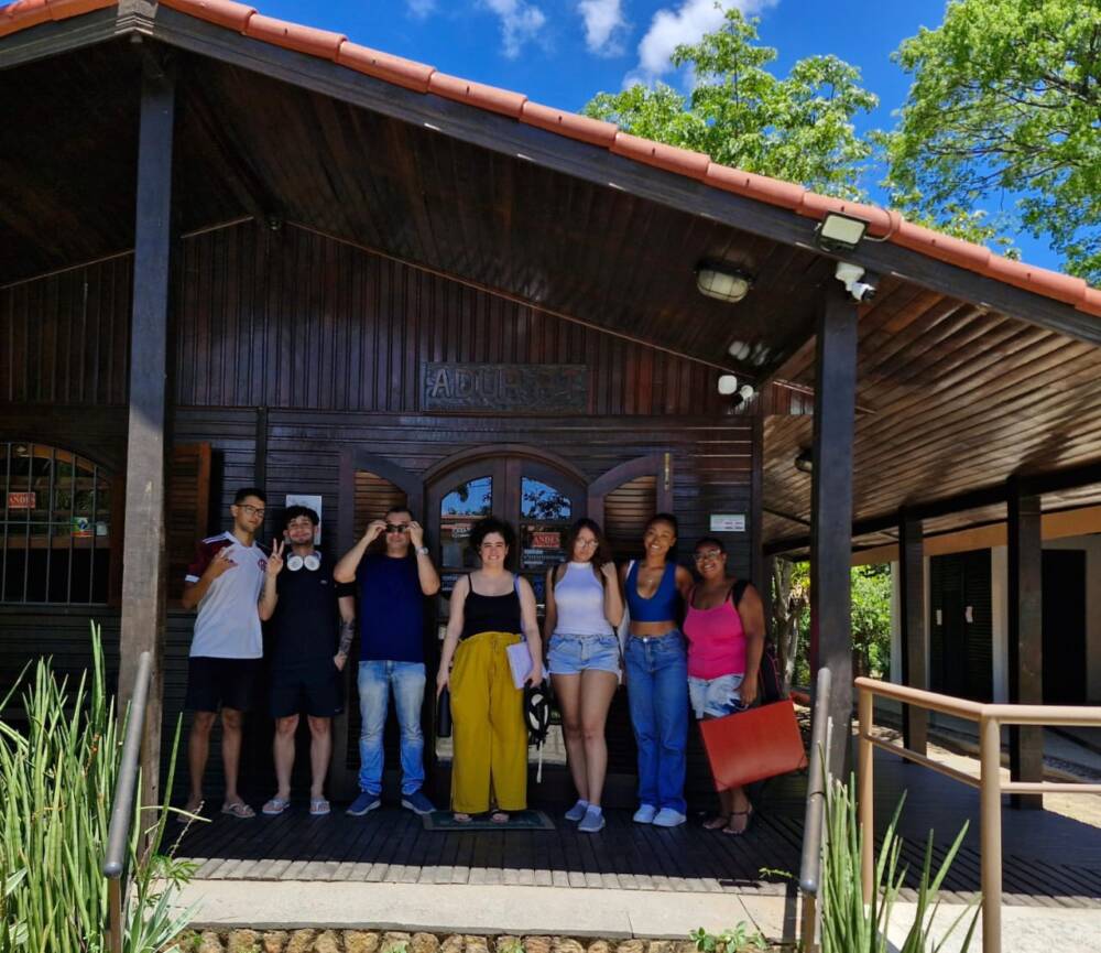 Professora Ana Luiza Gambardella, do Departamento de Arquitetura e Urbanismo, e estudantes 