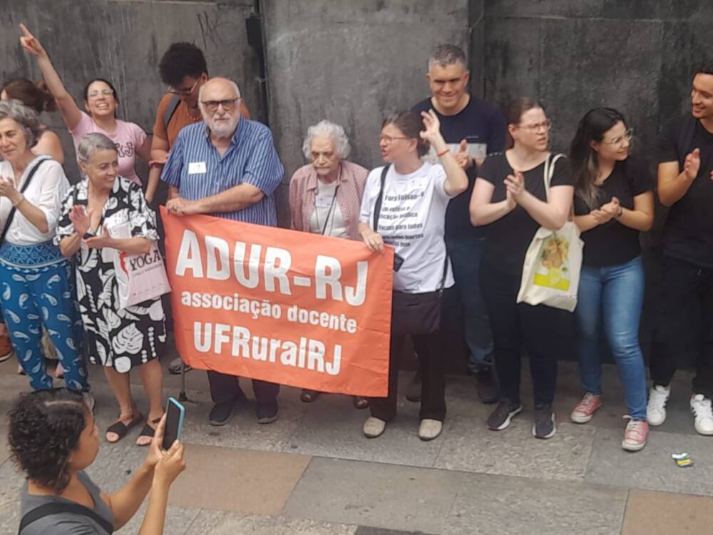 Presidente da ADUR, Elisa Guaraná, participa do abraço coletivo em frente ao Prédio da FAPERJ 