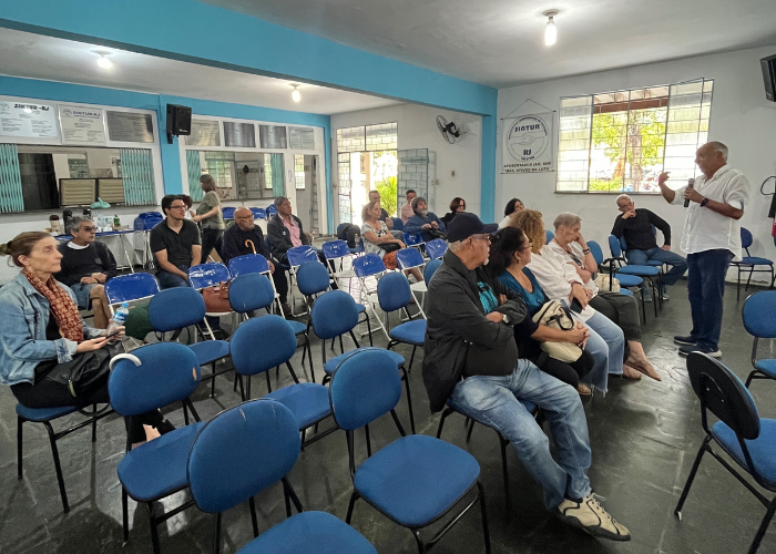 Docentes da ADUR debatem plano de saúde Unimed em plenária do sindicato